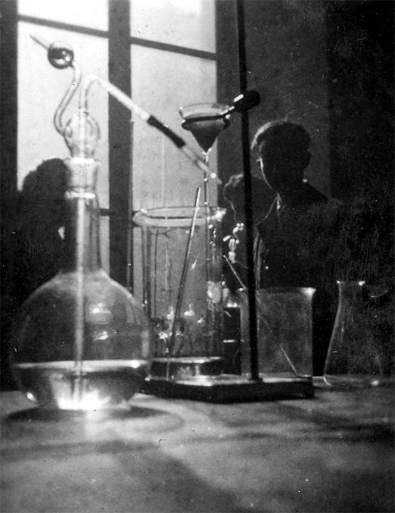 Primo Levi nel Laboratorio di analisi quantitativa dell'Istituto di Chimica, Università di Torino, Febbraio 1940. Proprietà della famiglia Levi