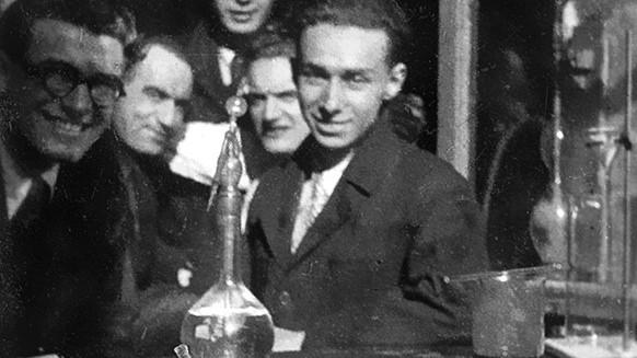 Primo Levi nel laboratorio di chimica dell'Università di Torino