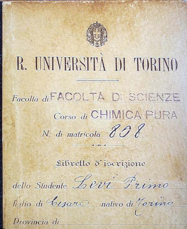 Il libretto universitario di Primo Levi.                Fotografia riprodotta per gentile concessione dell’Archivio storico dell’Università di Torino.