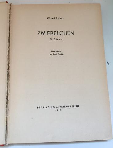 Frontespizio - Gianni Rodari, Zwiebelchen. Ein Roman, illustrazioni di Raul Verdini, Der Kinderbuchverlag, Berlin, 1956, tradotto dall’italiano da Pan Rova.