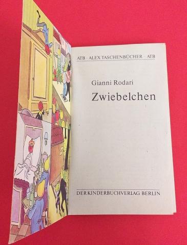 Frontespizio - Gianni Rodari, Zwiebelchen. Ein Roman, illustrazioni di Raul Verdini, Der Kinderbuchverlag, Berlin, 1956, tradotto dall’italiano da Pan Rova.