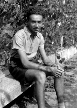 Primo Levi nella casa della famiglia materna (Fam. Luzzati), Piossasco, Torino, 1940. Proprietà della famiglia Levi.