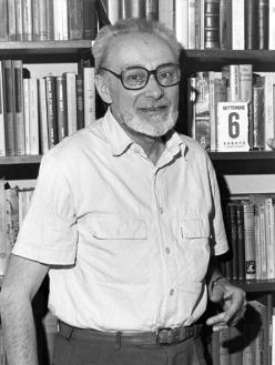Primo Levi nel suo alloggio di Corso Re Umberto a Torino. 6 settembre 1986. Copyright La Stampa