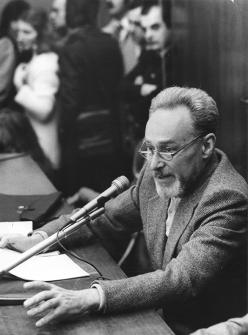 Una lezione di Primo Levi a Torino Enciclopedia. Scuola Avogadro, 12 novembre 1979. Copyright La Stampa