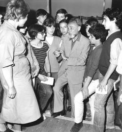 Primo Levi among the students of the Rosselli Middle School, May 24 1979. Copyright La Stampa