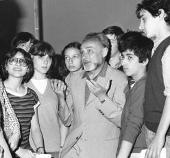 Primo Levi among the students of the Rosselli Middle School, May 24 1979. Copyright La Stampa