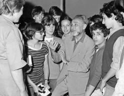 Primo Levi among the students of the Rosselli Middle School, May 24 1979. Copyright La Stampa