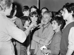 Primo Levi among the students of the Rosselli Middle School, May 24 1979. Copyright La Stampa