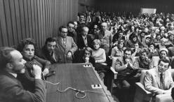 A un convegno nel salone San Paolo di piazza San Carlo a Torino, 5 gennaio 1975. Copyright La Stampa