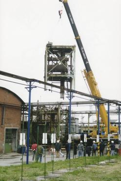 I lavori di demolizione della torre alla Siva
