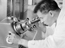 Il chimico Renato Portesi al laboratorio della Siva. Da: “L’elettrodeposizione e le vernici ad acqua”, fascicolo informativo Siva