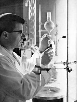Renato Portesi durante una prova di laboratorio alla Siva. Da: “L’elettrodeposizione e le vernici ad acqua”, fascicolo informativo Siva