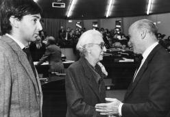 Giornata internazionale di studio Primo Levi. La moglie di Levi con Langbein [didascalia originale]