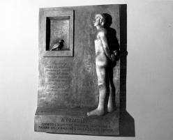 Targa dedicata a Primo Levi nel Dipartimento di Chimica, Università di Torino. 28 gennaio 1993 [didascalia originale]