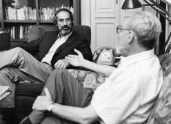 Primo Levi con Philip Roth nel suo alloggio di Corso Re Umberto a Torino. Copyright La Stampa