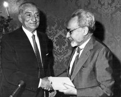 Primo Levi riceve da Alfredo Toniolo la targa d'argento per il premio "Circolo della Stampa" di Torino, 31 maggio 1984. Copyright La Stampa