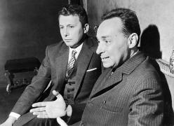 Primo Levi e Pieralberto Marchè al Teatro Carignano per la versione drammatica di “Se questo è un uomo”, 18 novembre 1966. Copyright La Stampa