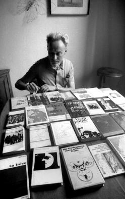 Primo Levi nel suo alloggio di Corso Re Umberto a Torino. Proprietà della famiglia Levi.