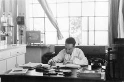 Primo Levi nel suo studio-laboratorio alla Siva, 1952